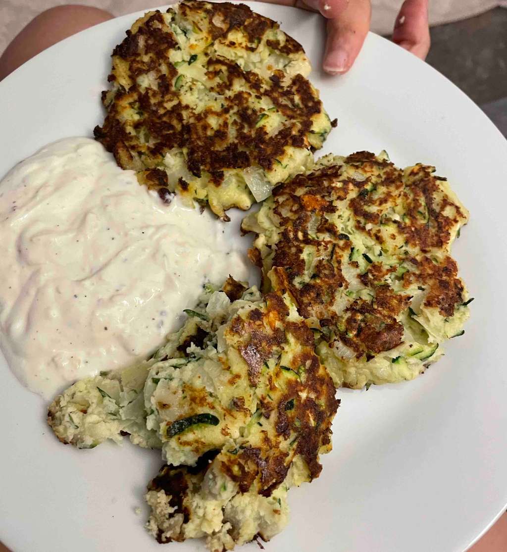 Healthy low carb zucchini fritters 