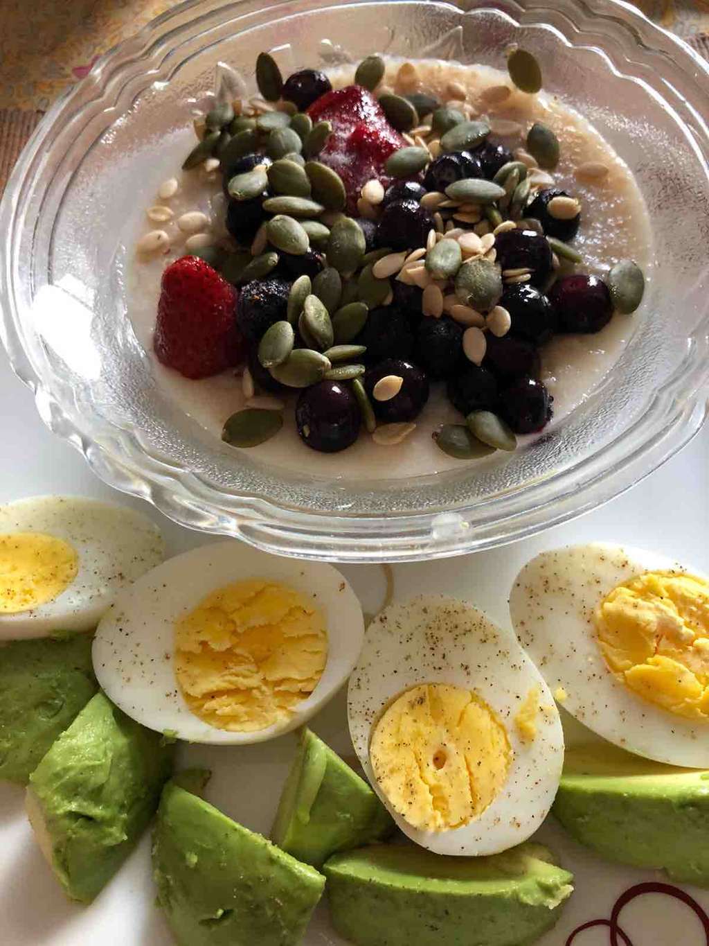 Oats, berries avocados, eggs - 500 cal protein rich breakfast 