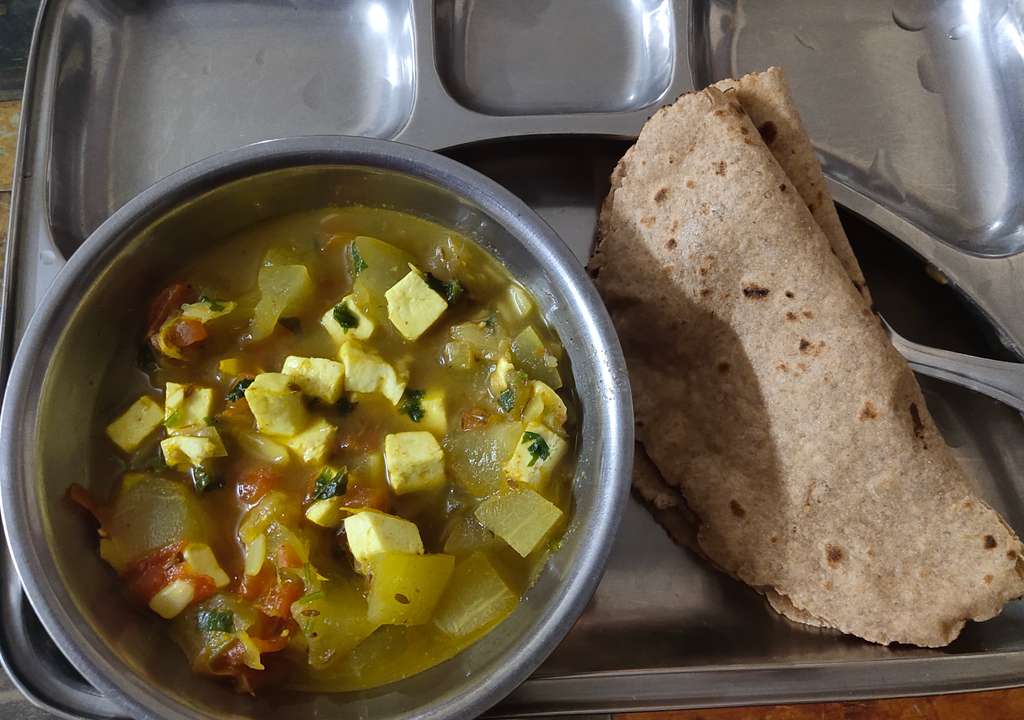 lauki/ bottle gourd and paneer curry 