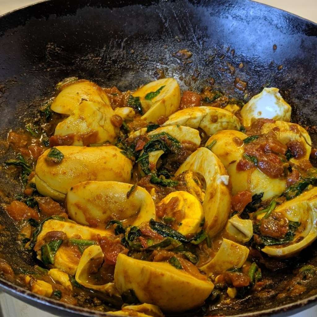 Boiled Egg and Spinach sabzi 
(for two people)