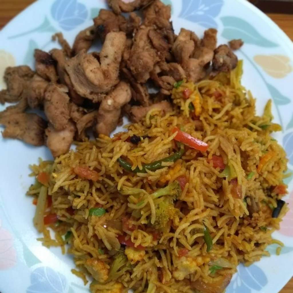 Stewed spicy soy chicken and vegetable pulao