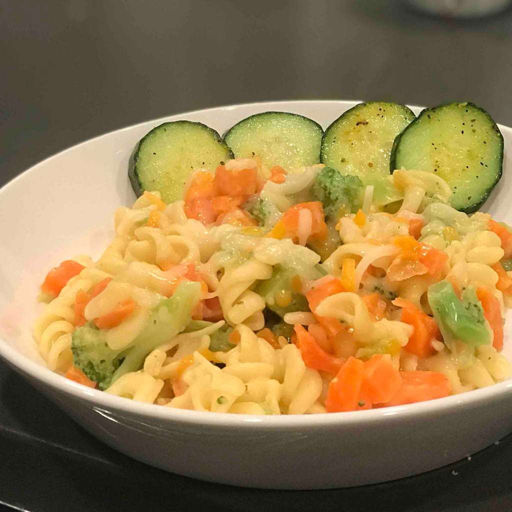 Cheesy pasta with vegetables 