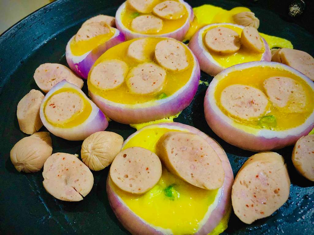 onion rings base sausage omlete