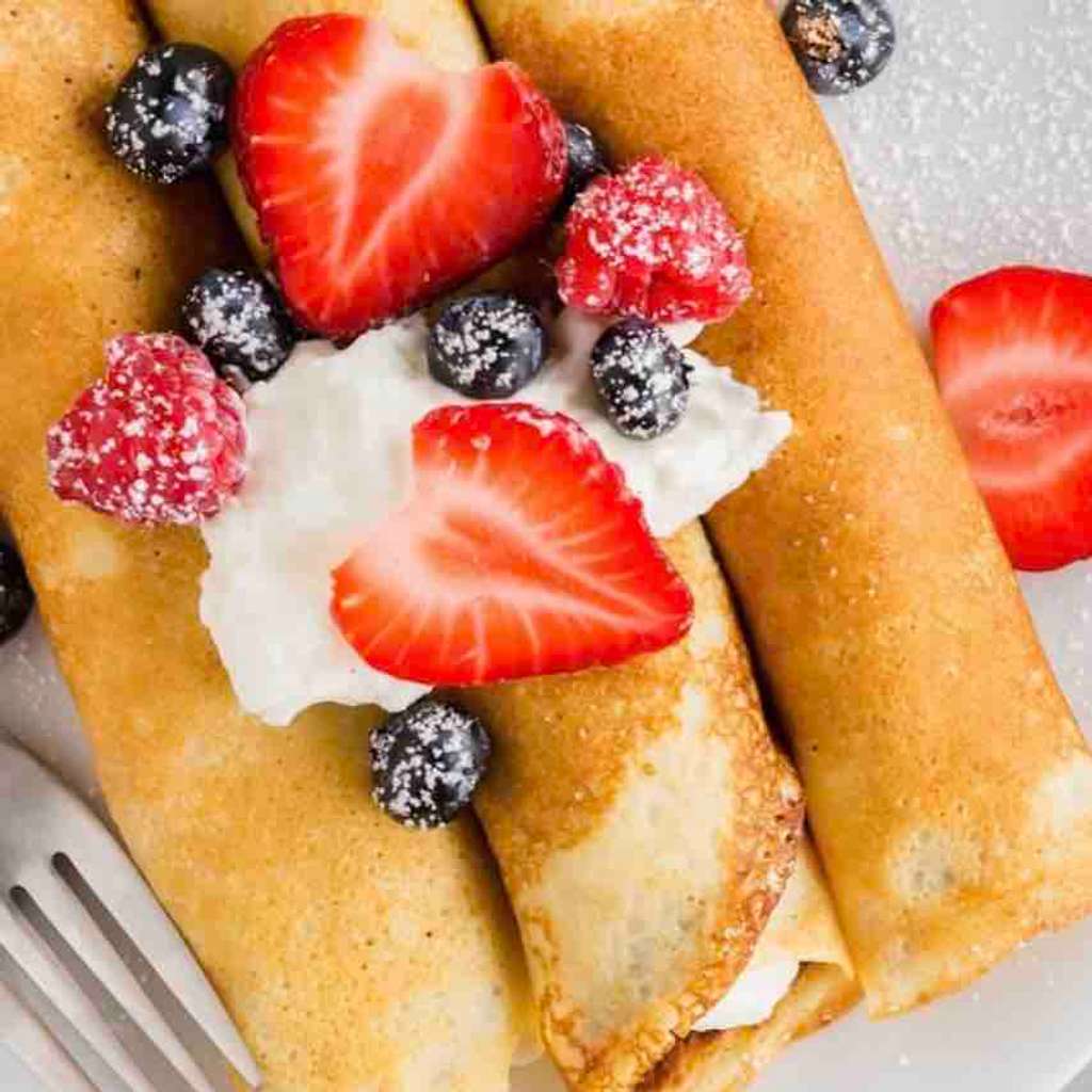 Thin pancakes with fruit 🥞🍓