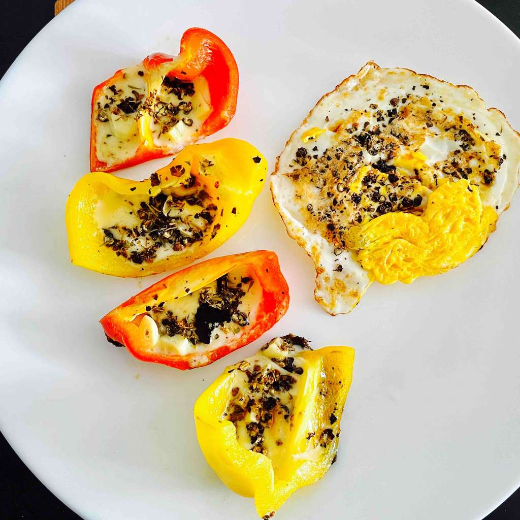 Cheesy Capsicum with half fried egg