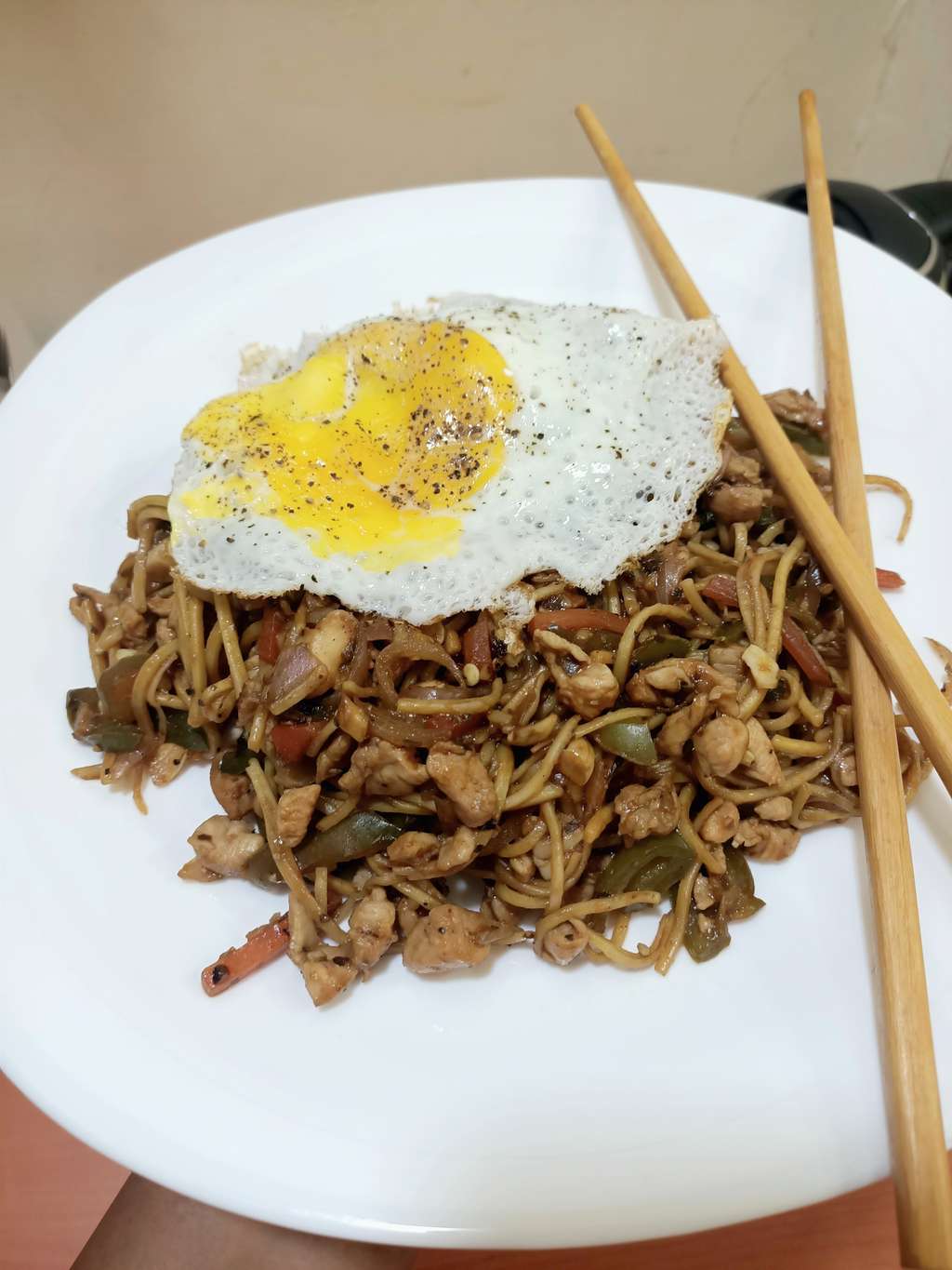 Chicken hakka Noodle with sunny side up