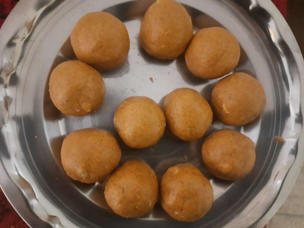 Besan laddoo