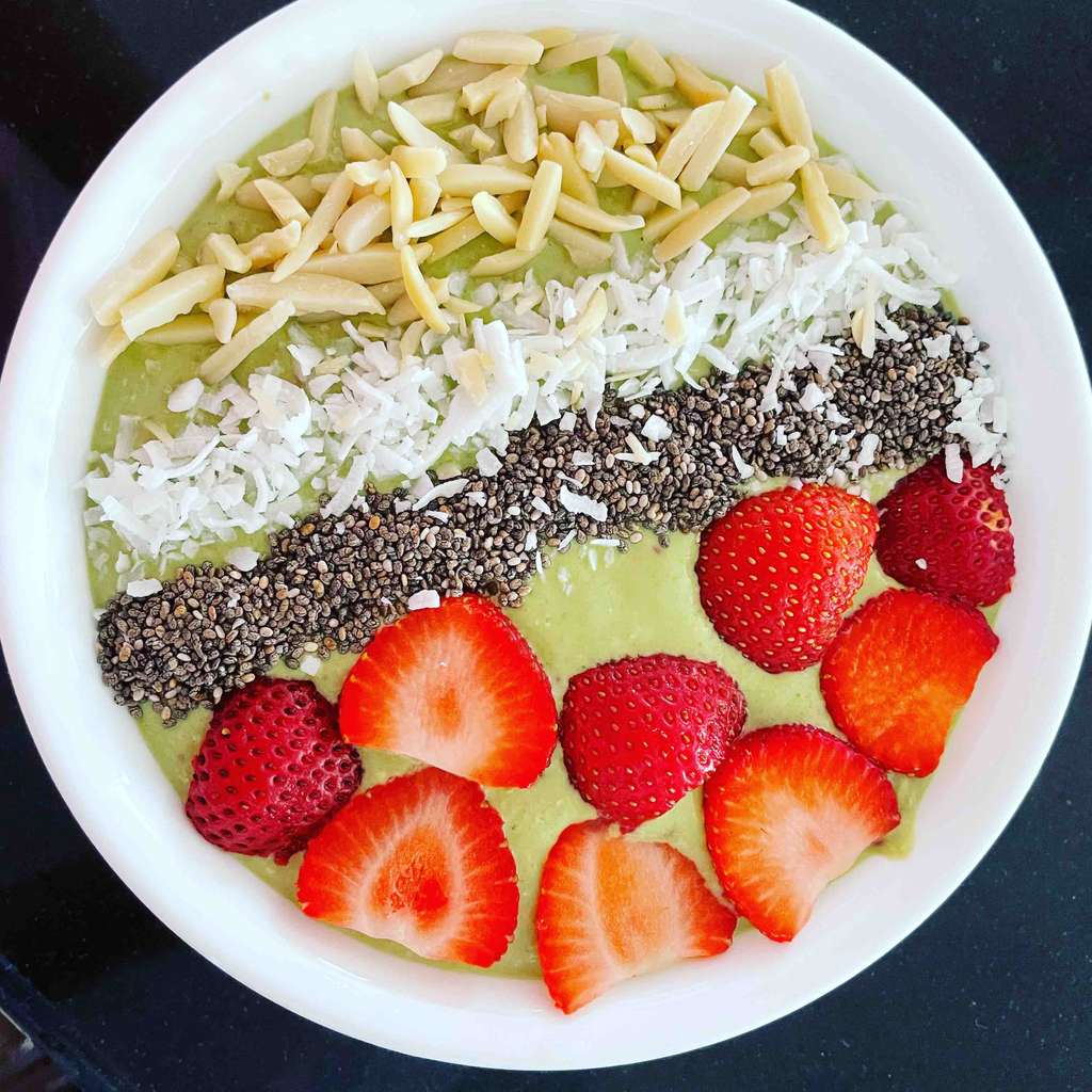 Yogurt abd fruit protein smoothie bowl