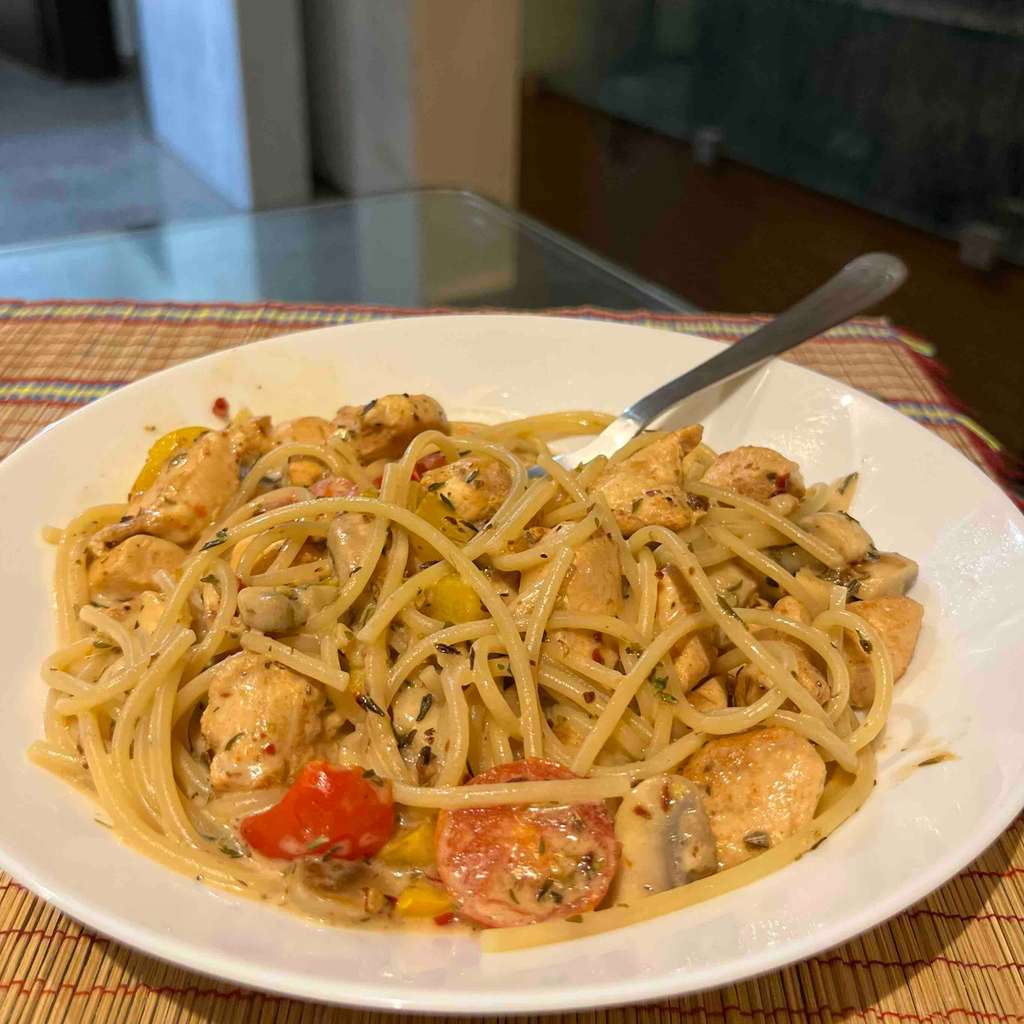Creamy spaghetti with Chicken and coconut milk 