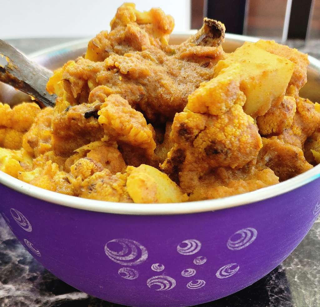 Aloo-Fulkofir Makha Makha Jhol (Potato and Cauliflower thick and spicy gravy)