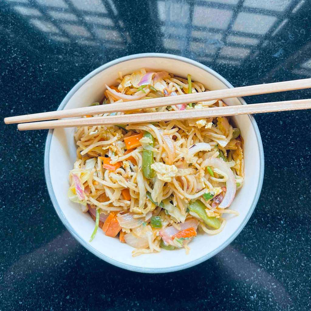 Egg Chicken Hakka Noodles 