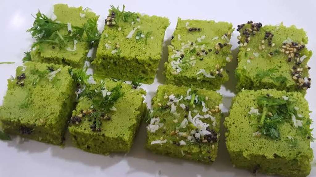 Sprouted moong palak dhokla