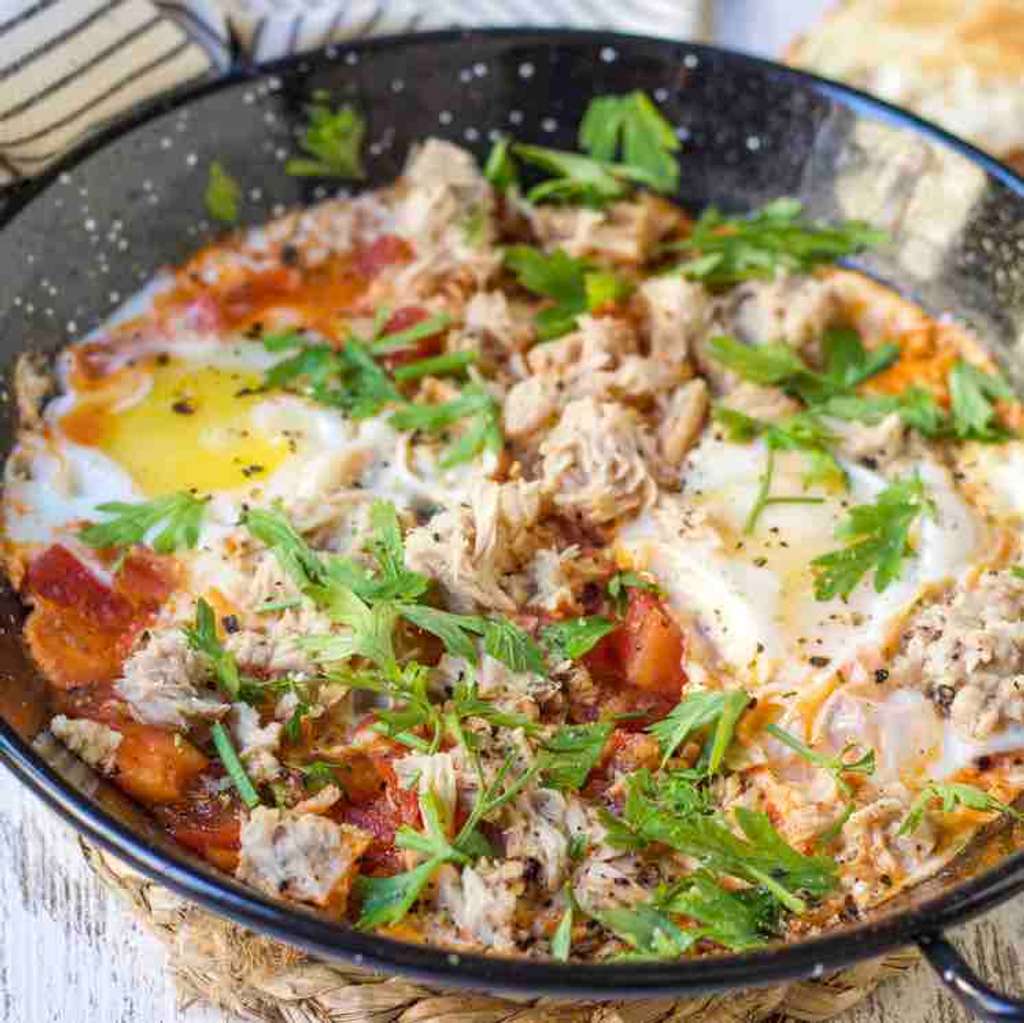 Eggs fried on tomatoes with tuna 