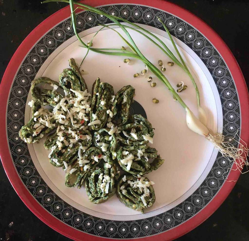 Greens, sprouts omelette rolls