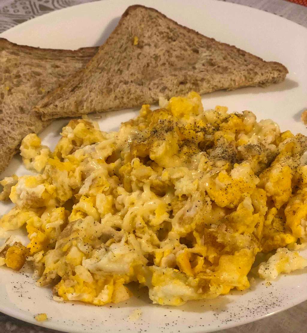 Scrambled eggs with wheat bread