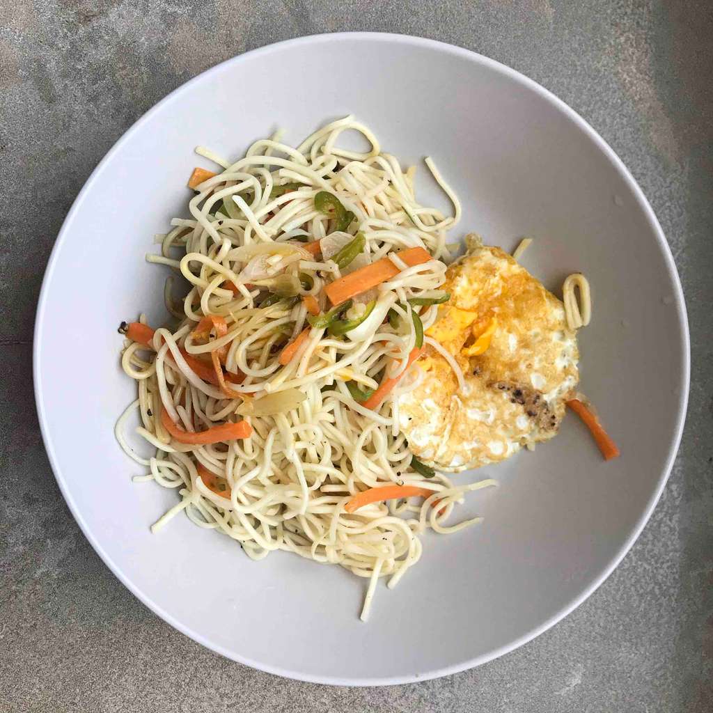 Veg Hakka noodles with fried the egg