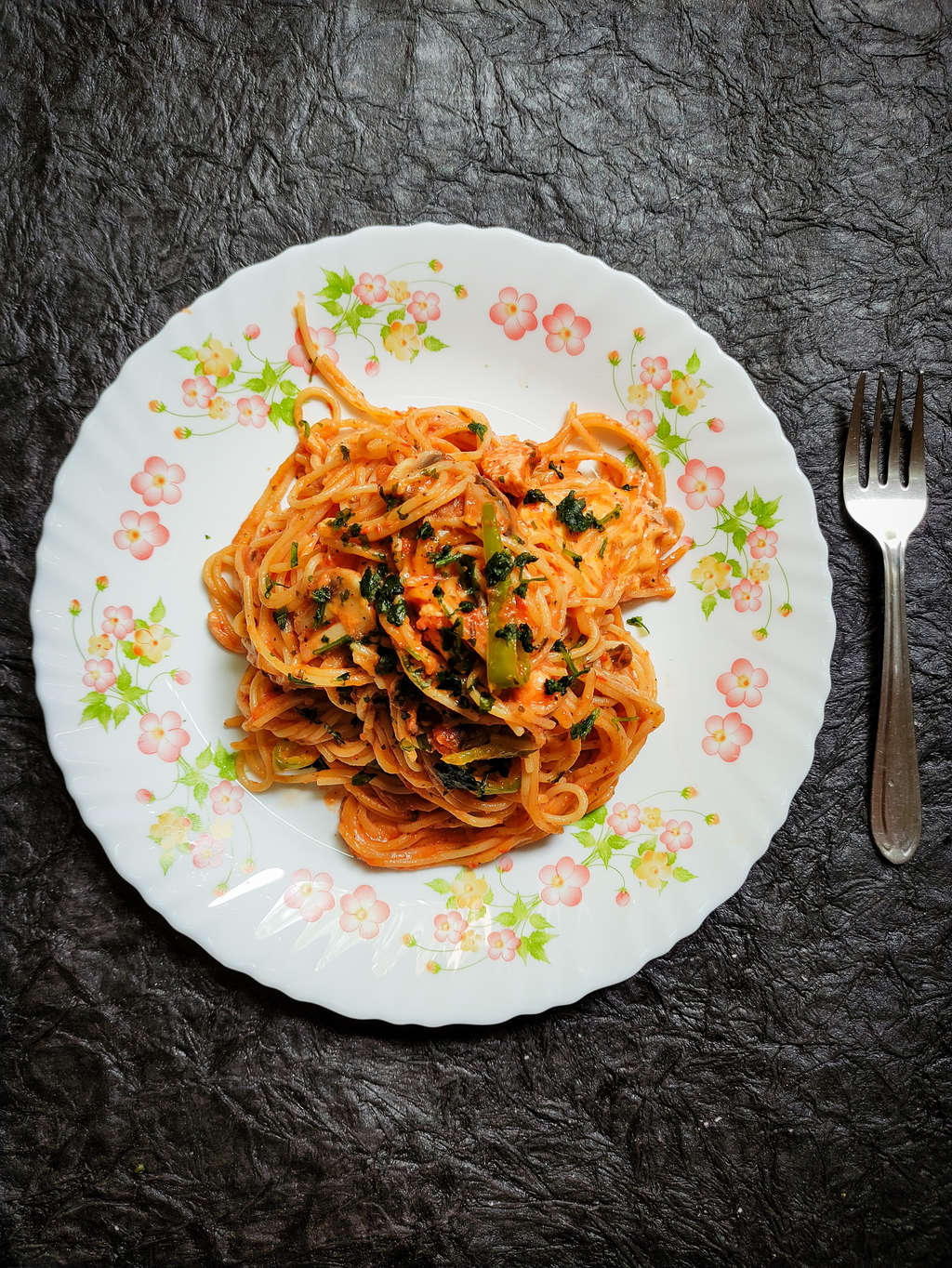 Creamy Red Sauce Spaghetti (Easy & super delicious!)