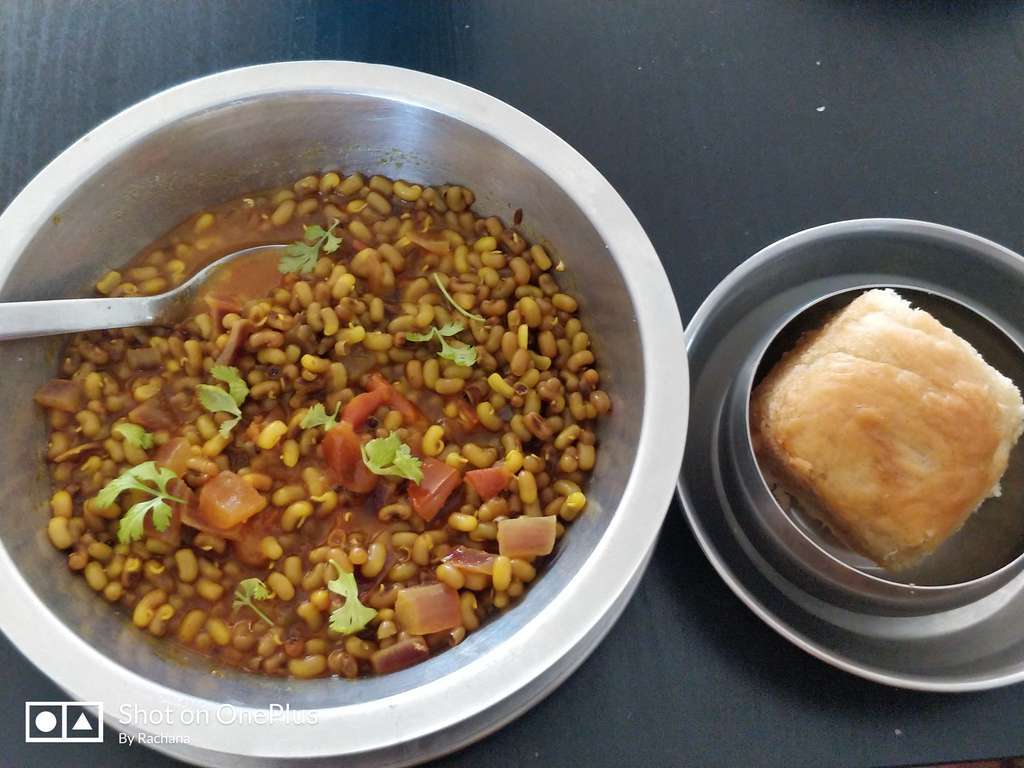 मराठमोळा नाश्ता... मिसळ पाव....
