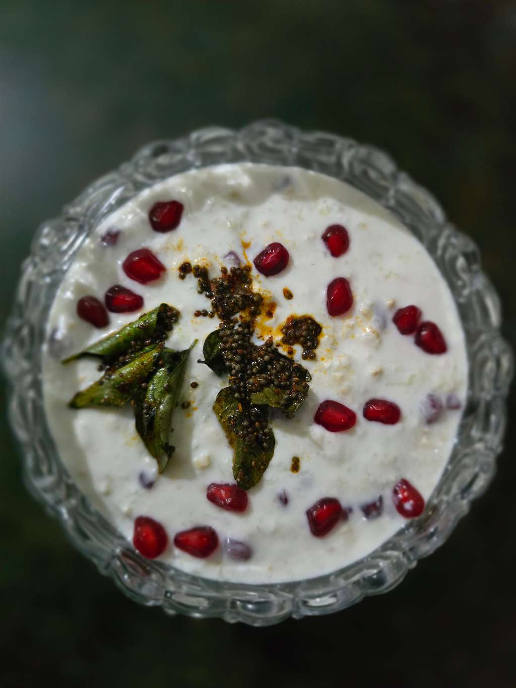 ✨ Tadka Oats Raita Bowl ✨
Creamy • Chatpata • Gut-Friendly • Protein-Packed
A desi twist to your regular oats — creamy curd, crunchy cucumber, juicy pomegranate and a fragrant tadka. Simple ingredie