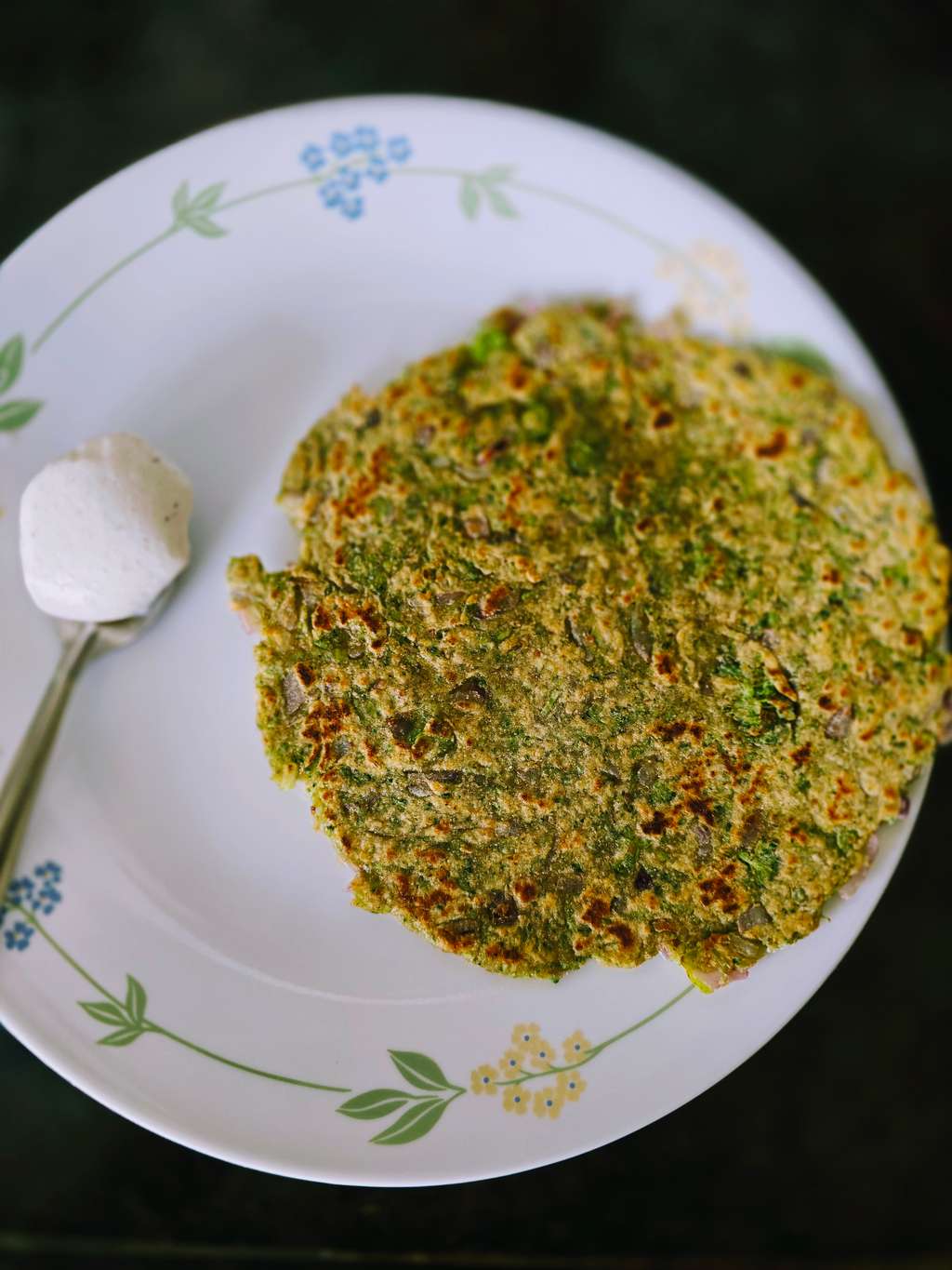 🥦 Emerald Fiber-Boost Broccoli Paratha with Creamy Paneer Protein Dip ✨
“If you think broccoli tastes boring… you’ve never tried it as a paratha.”
