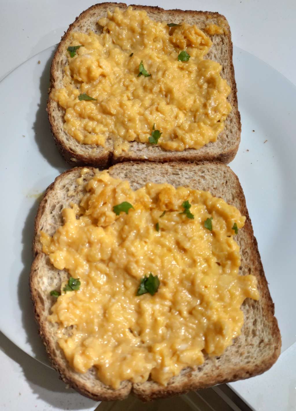 Scramble eggs with bread