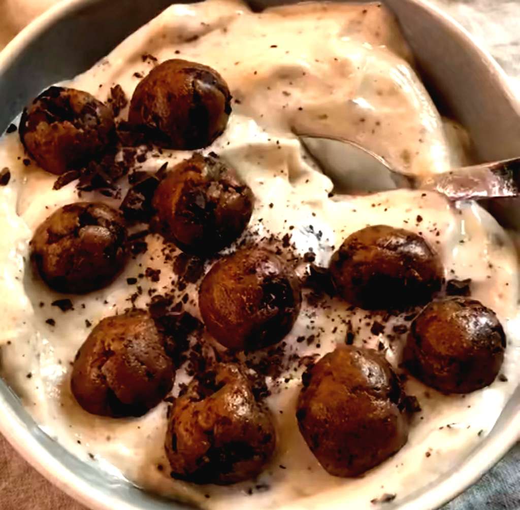 Cookie dough smoothie bowl