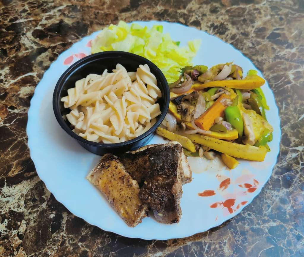 Grilled fish with veggies & pasta