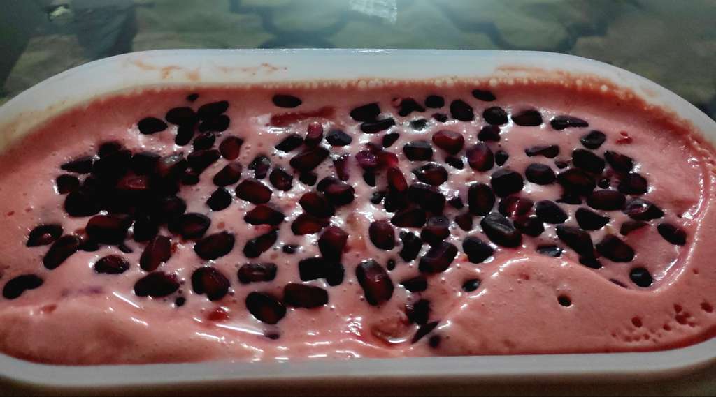 Strawberry pomegranate frozen yogurt