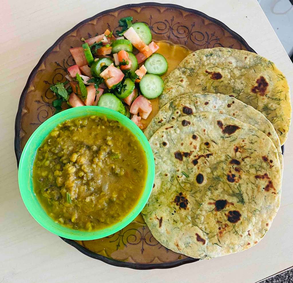 Dill leaves parata/thepla and green moong dal curry 