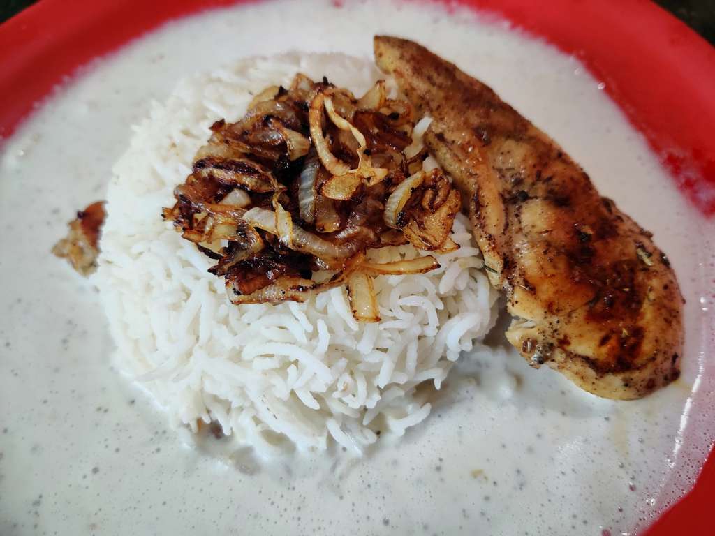 Grilled chicken with rice and curd sauce.