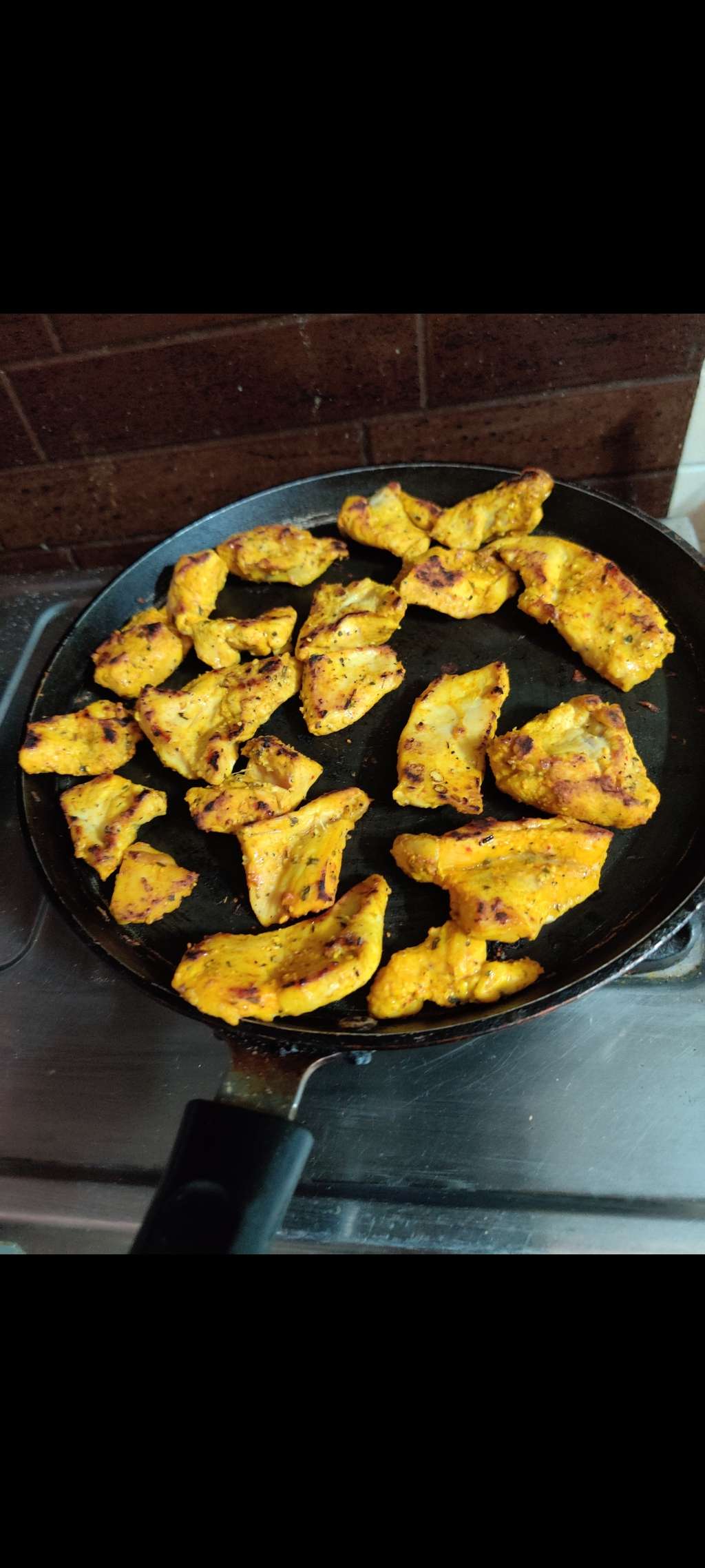 Tandoori chicken breast pieces 🤗
P- 90g, F- 10gm, C- 0gm
Total kcal- 440kcal
I prefer taking it as dinner meal
