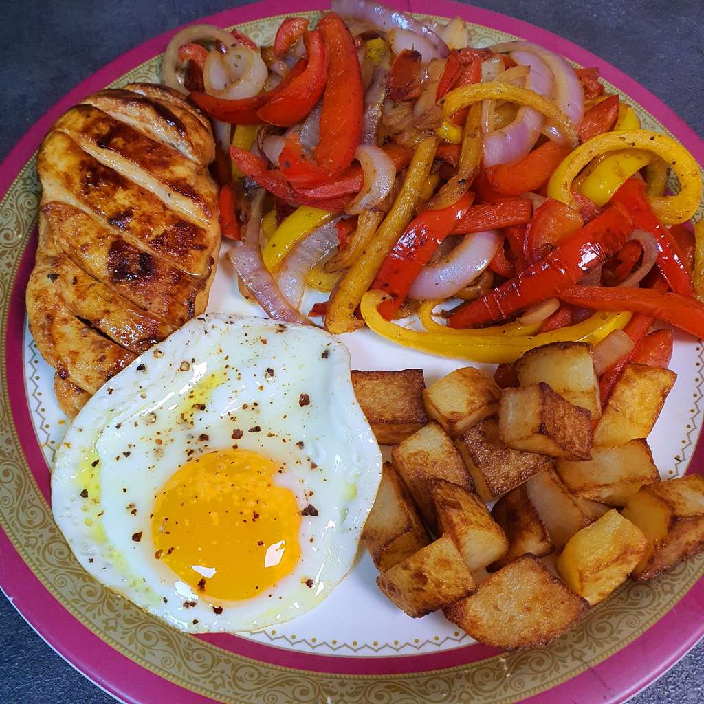 Chicken breast with fried potatoes, veggies and fried egg