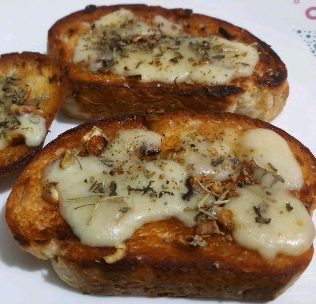 Garlic bread is an Italian recipe. Due to its crispy and crunchy texture it is one of the favourite starter or snacks oflate.