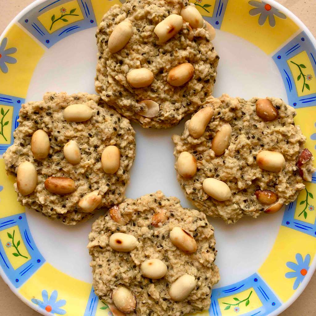 Peanut-oats crackers