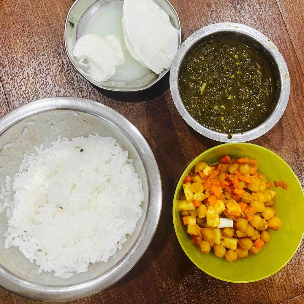spinach gravy and chickpeas paneer carrot sides 