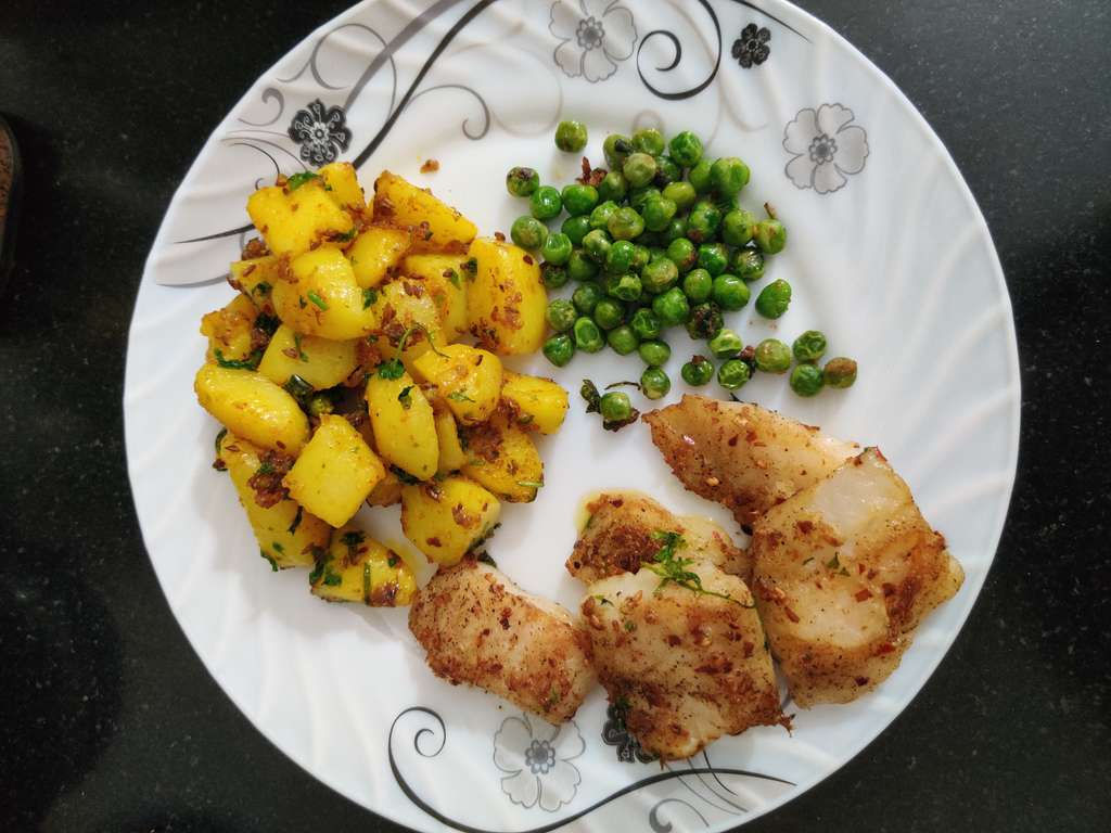 Lemon garlic fish with potatoes and peas