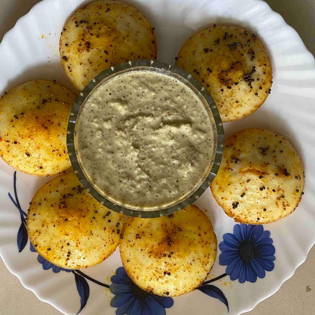 Masala Idli With Coconut Chutney 