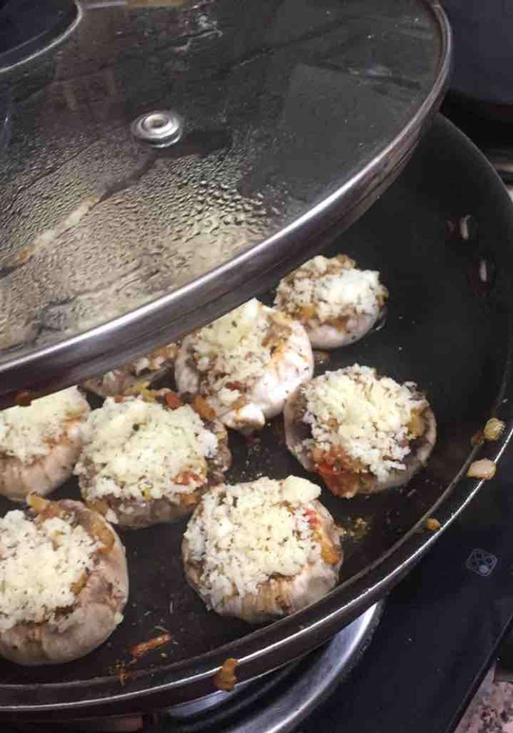 Stuffed mushrooms (4 pcs)