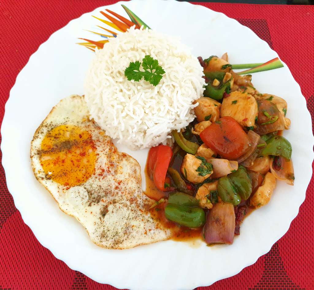 Chicken n Veggies in Sriracha Sauce,Egg & Rice