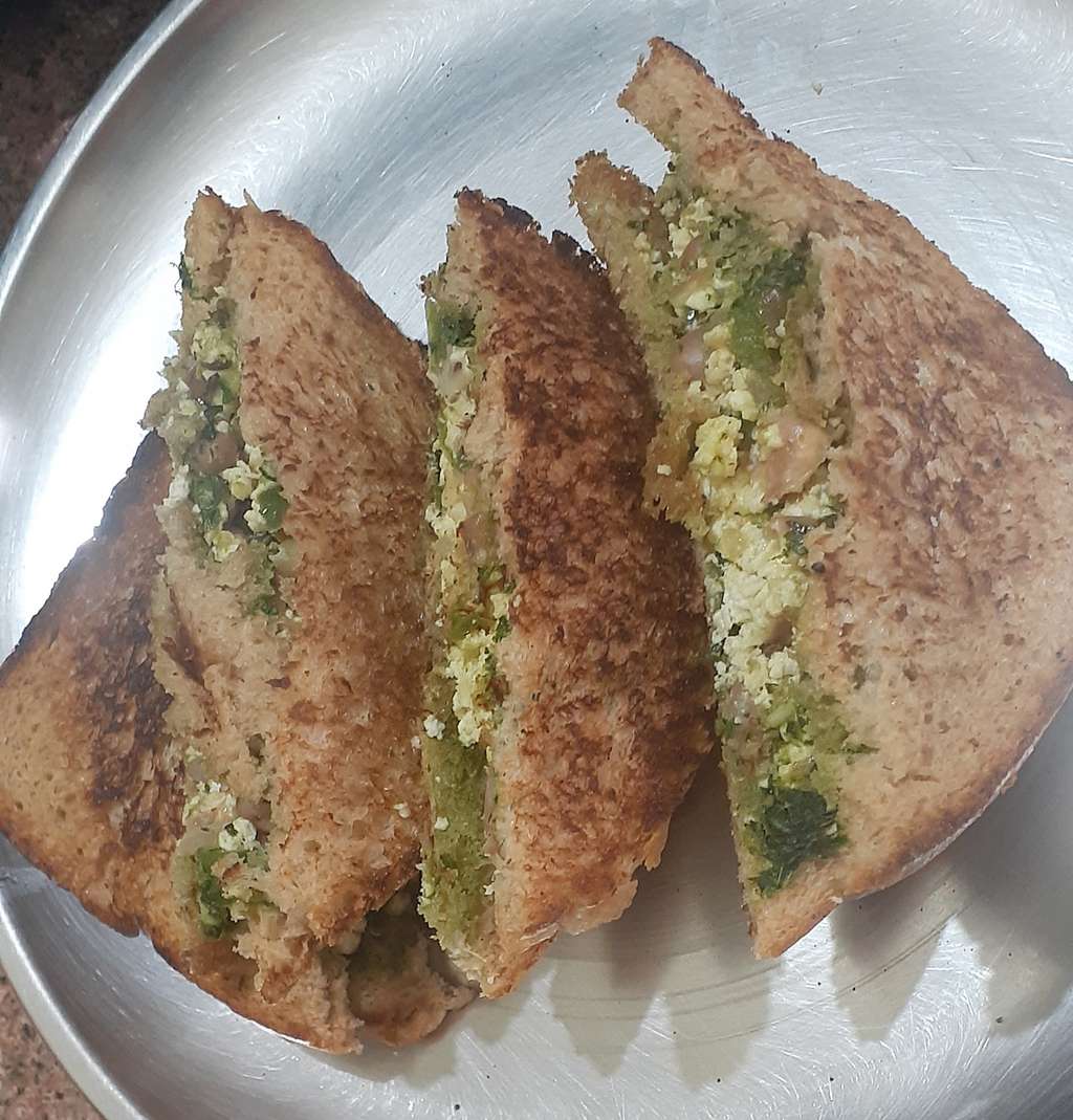 Rajmah paneer sandwich  ( total calorie 562 calories)
