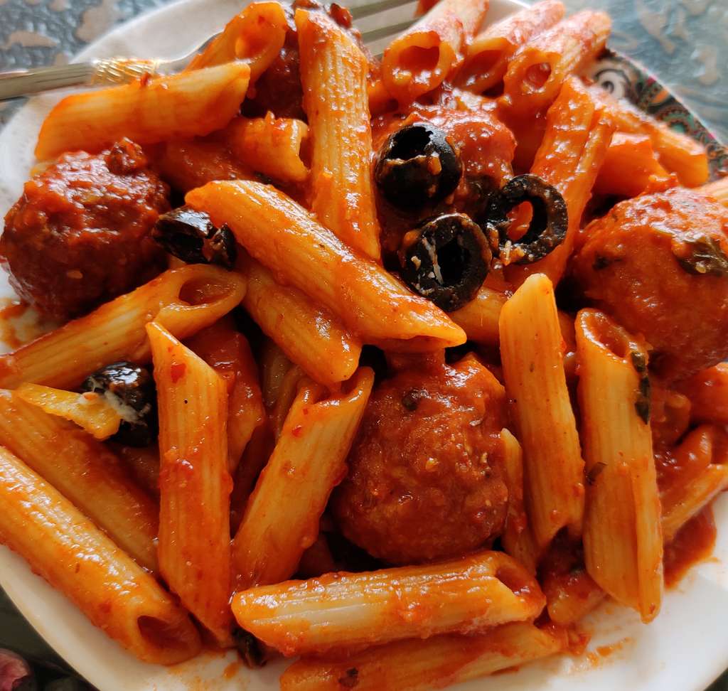 Spicy pasta with chicken meatballs