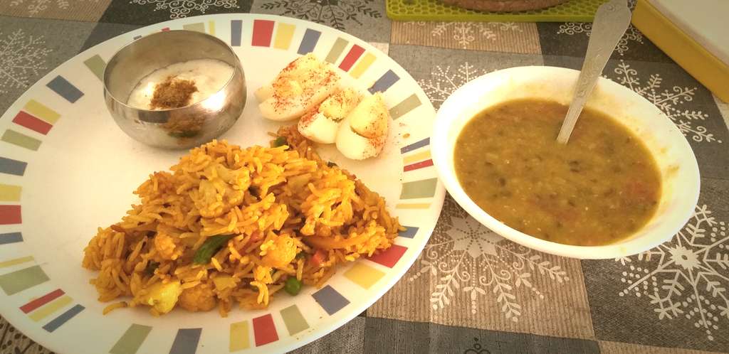 Veg Pulav with curd, daal and one egg