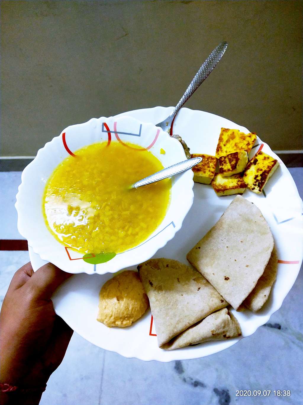 mubgdal roti with paneer and chatni