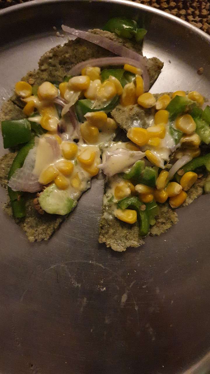 Tawa jowar palak with corn and capsicum pizza 