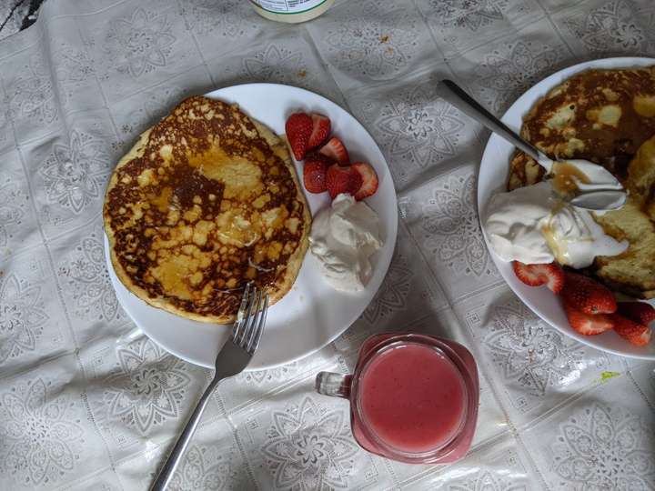 Protein pancakes with berry juice