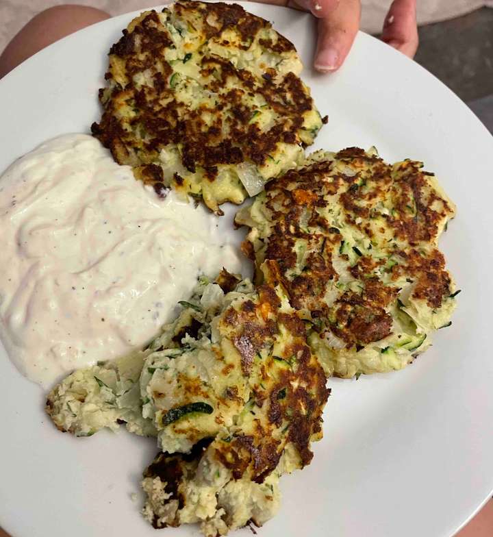 Healthy low carb zucchini fritters 