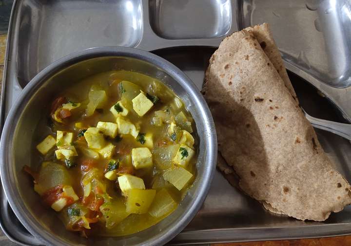 lauki/ bottle gourd and paneer curry 
