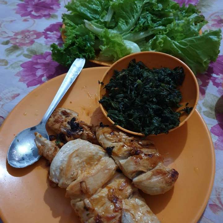 grilled garlic chicken wid salad nd spinach