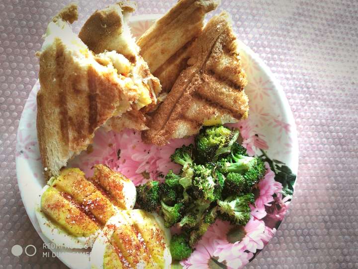 egg sandwich with broccoli 