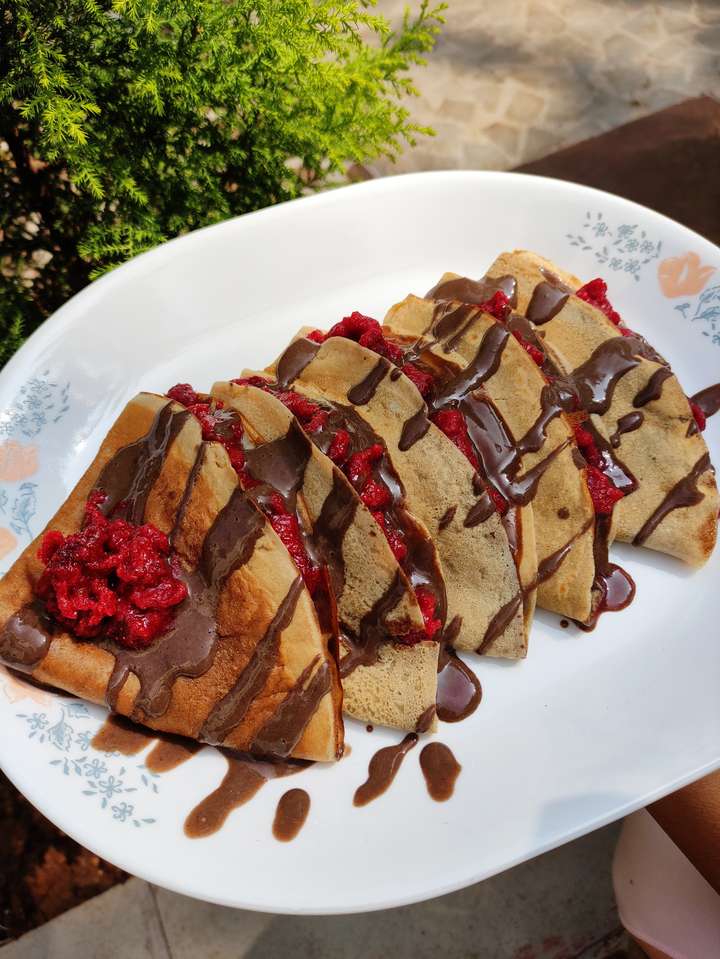 Healthy crepes with homemade strawberry 🍓  jam and healthy chocolate 🍫 spread. 